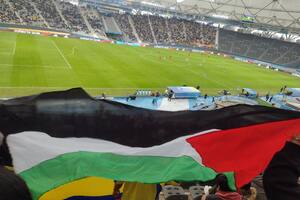 Detuvieron a un hincha que mostró una bandera de Palestina para provocar a simpatizantes israelíes