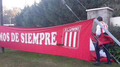 La bandera que la gente de Alumni llevó a la AFA en un momento muy especial para Jorge Sampaoli