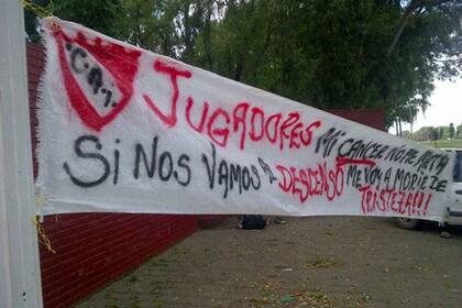 La bandera que los hinchas colgaron en el predio de Domínico