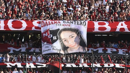 En 2020, una bandera de la barra de Newell's homenajeó a Daiana Cantero, la sobrina del líder de Los Monos que falleció en un accidente vial cuando iba a visitar a su tío a la cárcel