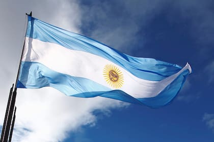 La bandera que se utiliza en ceremonias debe tener 1,40 metros de longitud y 0,90 metros de altura