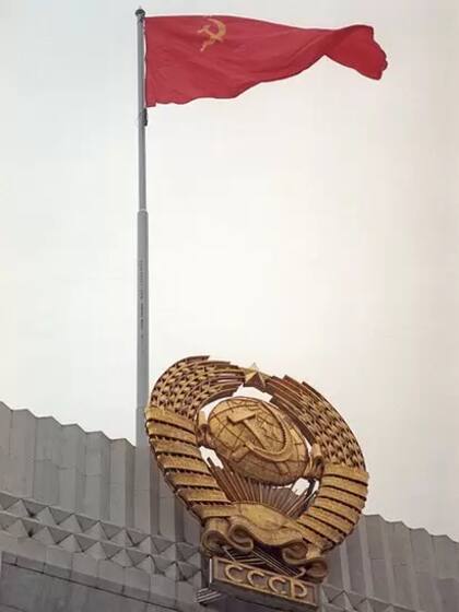La bandera roja fue retirada del Kremlin el mismo 25 de diciembre, pese a que se había previsto bajarla el 31 de ese mismo mes