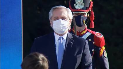 “La Bandera simboliza libertad, igualdad y solidaridad”, dijo Alberto Fernández en el acto, este mediodía