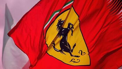 La bandera tiene como característica su color rojo