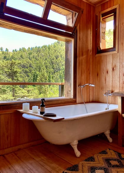 La bañera con patas de la nueva suite Puma, en La Constancia.