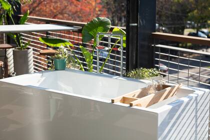 La bañera de Ferrum se entremezcla con elementos de reposo, arte y encuentro en la terraza del espacio que diseñó SIlvia Soqueff en Experiencia Casa Living