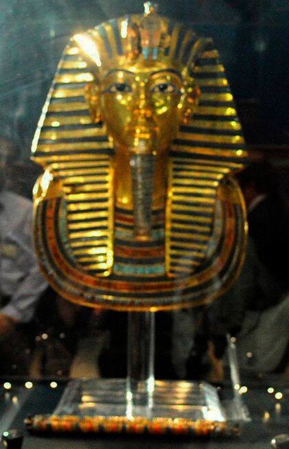 La barba de la máscara de Tutankamón fue pegada por un adhesivo común por varios empleados