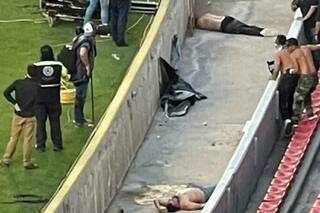 Descomunales incidentes en un partido de fútbol, con violencia extrema y estampidas de espectadores