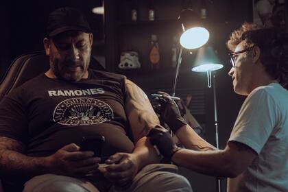 La barbería Billy Guns en San Isidro ofrece servicios como la posibilidad de hacerse un tatuaje