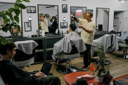 La barbería Chop-Chop en Moscú el viernes 14 de octubre de 2022. Muchos de los clientes de la tienda, junto con la mitad de sus peluqueros, han huido de Rusia para evitar el servicio militar obligatorio. (Nanna Heitmann/The New York Times)