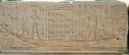 La barca sagrada de Amón gobernada por el rey Tutmosis II, relieve tallado en piedra reutilizada de la Capilla Roja de Hatshepsut