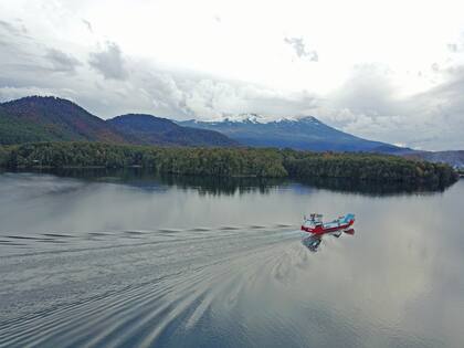 La barcaza Hua- Hum realiza tres veces por día el cruce por el lago Pirehueico.
Gentileza @huilohuilo_reservabiologica