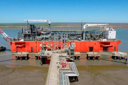 En Bahía Blanca ya operó la barcaza Tango GNL