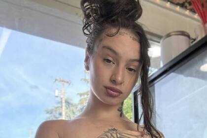 La barista sirve en bikini sus creaciones