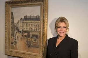 La baronesa Carmen Thyssen junto al cuadro que mantiene la disputa entre las leyes de España y los Estados Unidos