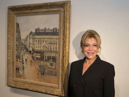 La baronesa Carmen Thyssen posa ante la obra "Rue Saint-Honoré por la tarde. Efecto de lluvia", de 1897, del impresionista Camille Pissarro