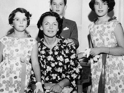 La baronesa de Massy junto a hijos Elizabeth Ann, a Christian-Louis y a Christine Alix