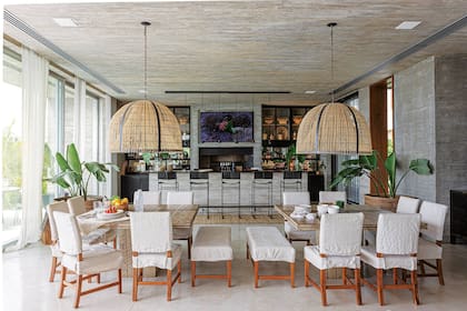 La barra, a la misma altura de la parrilla, garantiza una primera fila privilegiada a las brasas.