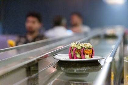 La barra acuática sobre la que se deslizan los platos.