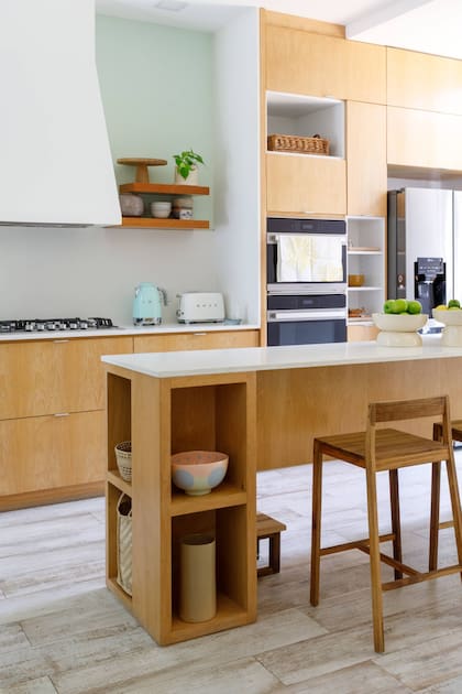 La barra amurada se diseñó con nichos abiertos en su única pata. Banquetas (Talleres Sustentables). Fruteras (Blau Co.).