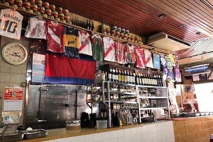 La barra, con las camisetas de Chichilo