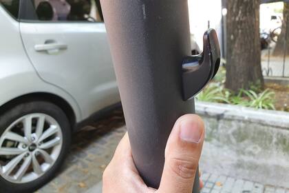 La barra cuenta con un pequeño gancho que se ajusta al guardabarros trasero cuando se pliega el vehículo