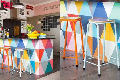 La barra de esta cocina cobra protagonismo a través de la geometría y el color