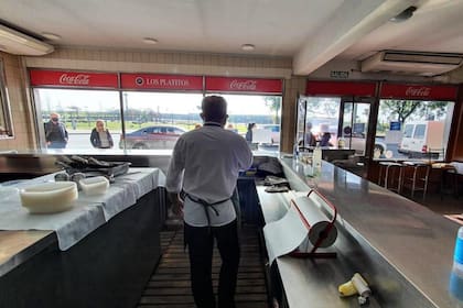 La barra de los platitos, cuando pudieron vender take away y delivery la gente hacía cola por sus sándwichs