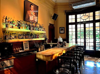 La barra de Milión, lista para servir buenos platos y despachar tragos de autor.