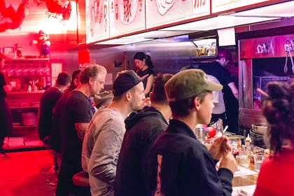 La barra de Niño Gordo, ambientada como en Asia