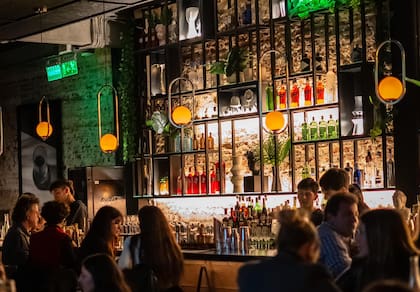 La barra de Punto Mona siempre convoca, aunque por afuera el local es pura paz