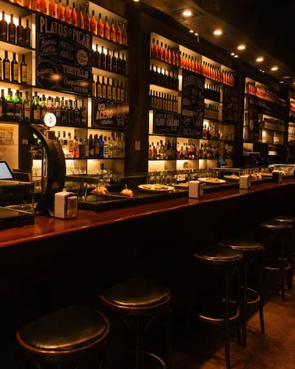 La barra de Sagardi, donde sucede la magia.