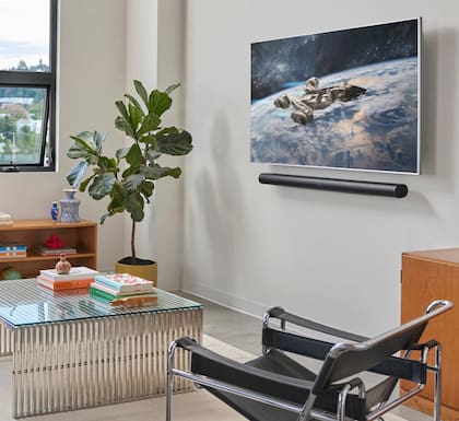 La barra de sonido Sonos Arc Ultra tiene un largo de casi 1,2 metros con un diseño 9.1.4 con 7 tweeters, 6 altavoces y un woofer completo