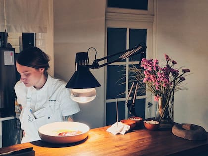 La barra del restaurante, con la luz cenital