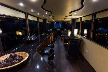 La barra del segundo piso está pegada a la ventana para disfrutar del paisaje mientras se viaja a todo lujo