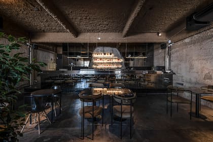 La barra está ubicada al final del bar, con una presencia imponente.