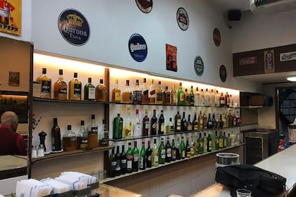 La barra, para el café de parado, en Le Caravelle