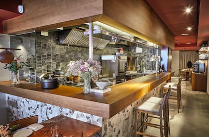 La barra, protagonista en el salón de Comparte Bistró.