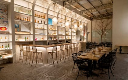 La barra y el patio en Sarasanegro, alejado del centro de Mar del Plata, que próximamente se traslada a la zona de Playa Grande