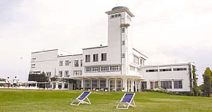 La barranca hacia el Río de la Plata y el edificio principal del Club Náutico de San Isidro, lugar de encuentros y reuniones familiares