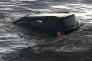 Una camioneta cayó al río en la costanera: un hombre se tiró al agua para rescatar a su mujer y a su hija