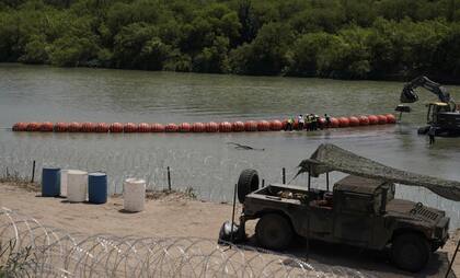 La barrera flotante se colocó en julio de 2023 a lo largo de las orillas del Río Grande en Eagle Pass, Texas