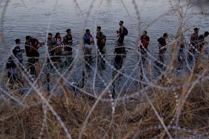 La Barrera Fluvial del Valle del Río Grande busca evitar que los migrantes crucen por el agua a EE.UU.. (AP Foto/Eric Gay, Archivo)