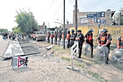La barrera policial, momentos después de que el muro de concreto y rejas fuera tirado abajo, en 2009