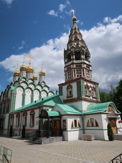 La barroca iglesia de San Nicolás, en Khamovniki, a unas 20 cuadras del Kremlin, es una de las más bonitas de la capital rusa, aunque casi ni figura en las guías turísticas.