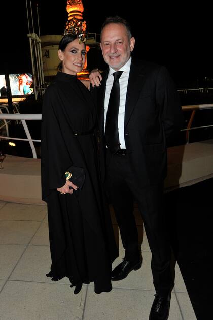 La bartender Mona Gallosi, con un diseño de Sentido Vertical (la marca de Maga Maylin) junto a su marido, el productor de espectáculos Juan Pedro Zambon.