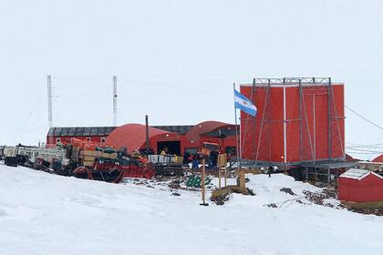 La Base Belgrano II es la segunda de las tres estaciones antárticas nombradas en honor al general Manuel Belgrano. Está constituida por una serie de instalaciones de investigación científica ubicadas sobre el nunatak Bertrab (afloramiento rocoso en un glaciar) en la bahía Vahsel, la cual se posiciona sobre la costa Confín en la Tierra de Coats, frente al mar de Weddell en la meseta polar