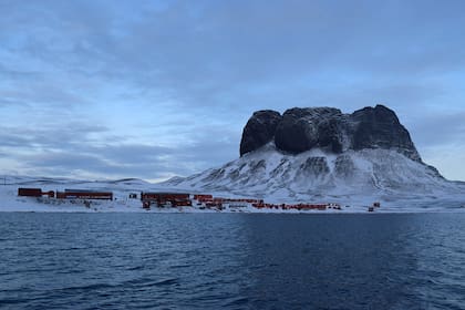 La Base Carlini se encuentra en la península Potter de la isla 25 de Mayo (o Rey Jorge) perteneciente al archipiélago de las Shetland del Sur. La base cuenta con un helipuerto y puede recibir aviones tipo Twin Otter con esquíes en el glaciar Fourcade durante todo el año
