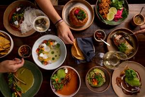 La base de la comida mexicana es el maíz nixtamalizado (proceso ancestral para tratar el maíz), chile, calabaza y frijol. A la combinación de los cuatro cultivos se les conoce como milpa.