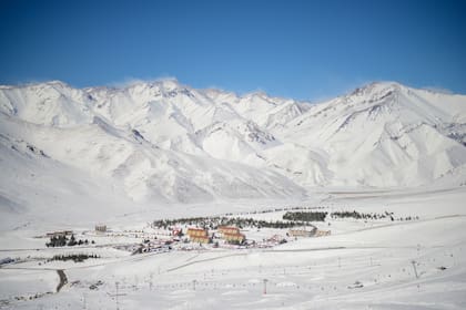 La base del cerro está ubicada a 2.240 metros de altura sobre el nivel del mar.